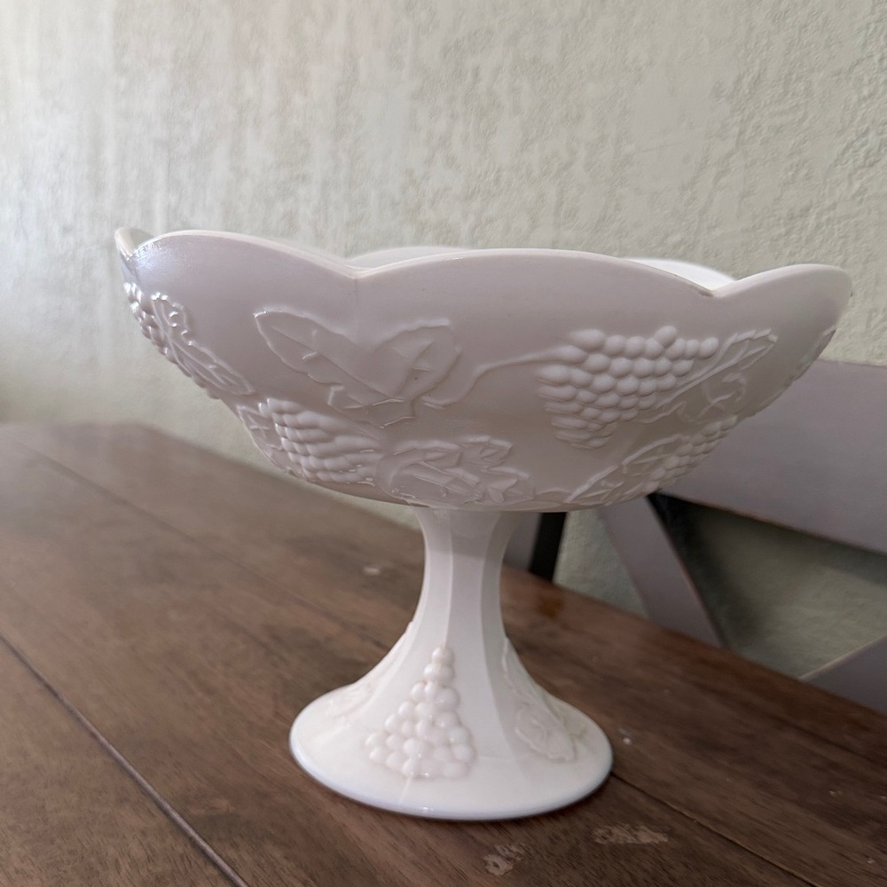 Vintage Milk Glass Fruit compote bowl on pedestal (E003)